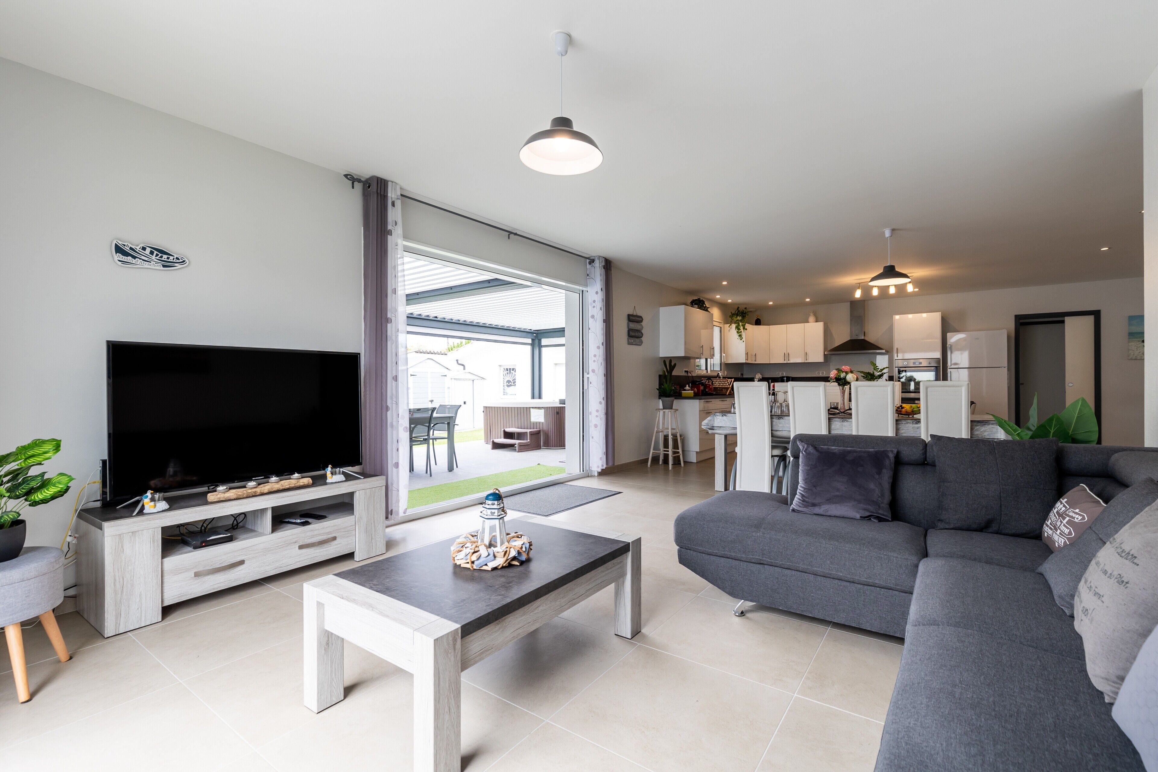 TV, mesa de pingue-pongue