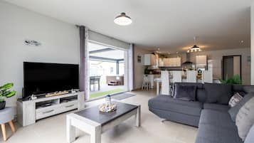 TV, mesa de pingue-pongue