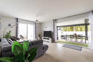 TV, table tennis - Villa "Bassin d'Arcachon" with Private Pool, Private Terraces and Wi-Fi (ARES)