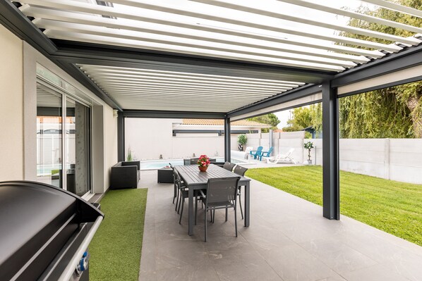 Outdoor dining - Villa "Bassin d'Arcachon" with Private Pool, Private Terraces and Wi-Fi (ARES)