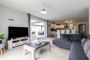 TV, table tennis - Villa "Bassin d'Arcachon" with Private Pool, Private Terraces and Wi-Fi (ARES)