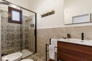 Douche, sèche-cheveux, serviettes fournies