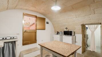 Frigorifero, microonde, piano cottura, macchina per tè/caffè