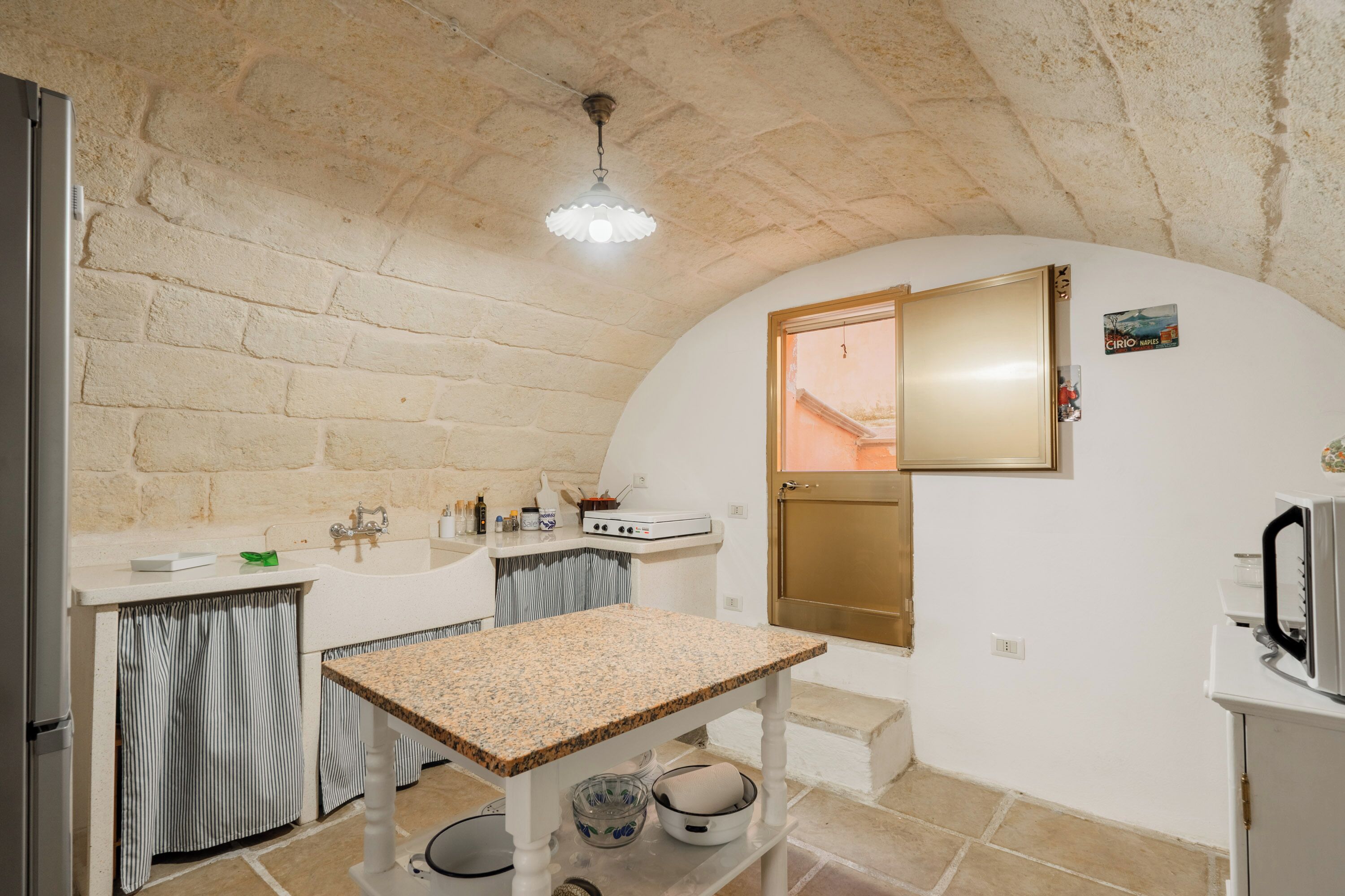 Kühlschrank, Mikrowelle, Herdplatte, Wasserkocher mit Kaffee-/Teezubehör