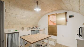 KĂŒhlschrank, Mikrowelle, Herdplatte, Wasserkocher mit Kaffee-/Teezubehör