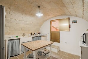 Réfrigérateur, micro-ondes, plaque de cuisson, cafetière/bouilloire