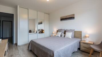 4 bedrooms, iron/ironing board, free WiFi, bed sheets