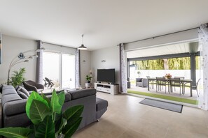 Fernseher, Tischtennisplatte