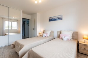 4 bedrooms, iron/ironing board, free WiFi, bed sheets - Holiday Home "Villa Bassin D'Arcachon" with Private Pool, Private Terraces and Wi-Fi (Ares)