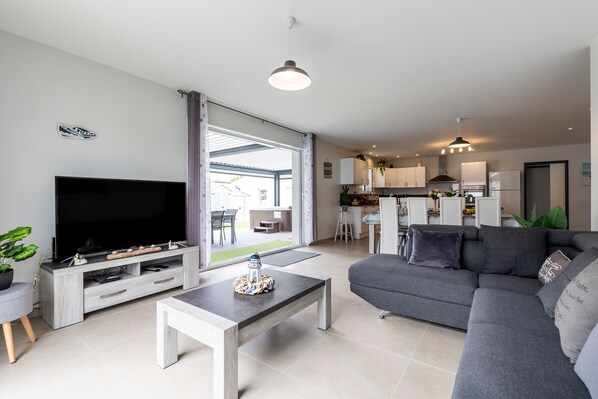 Fernseher, Tischtennisplatte