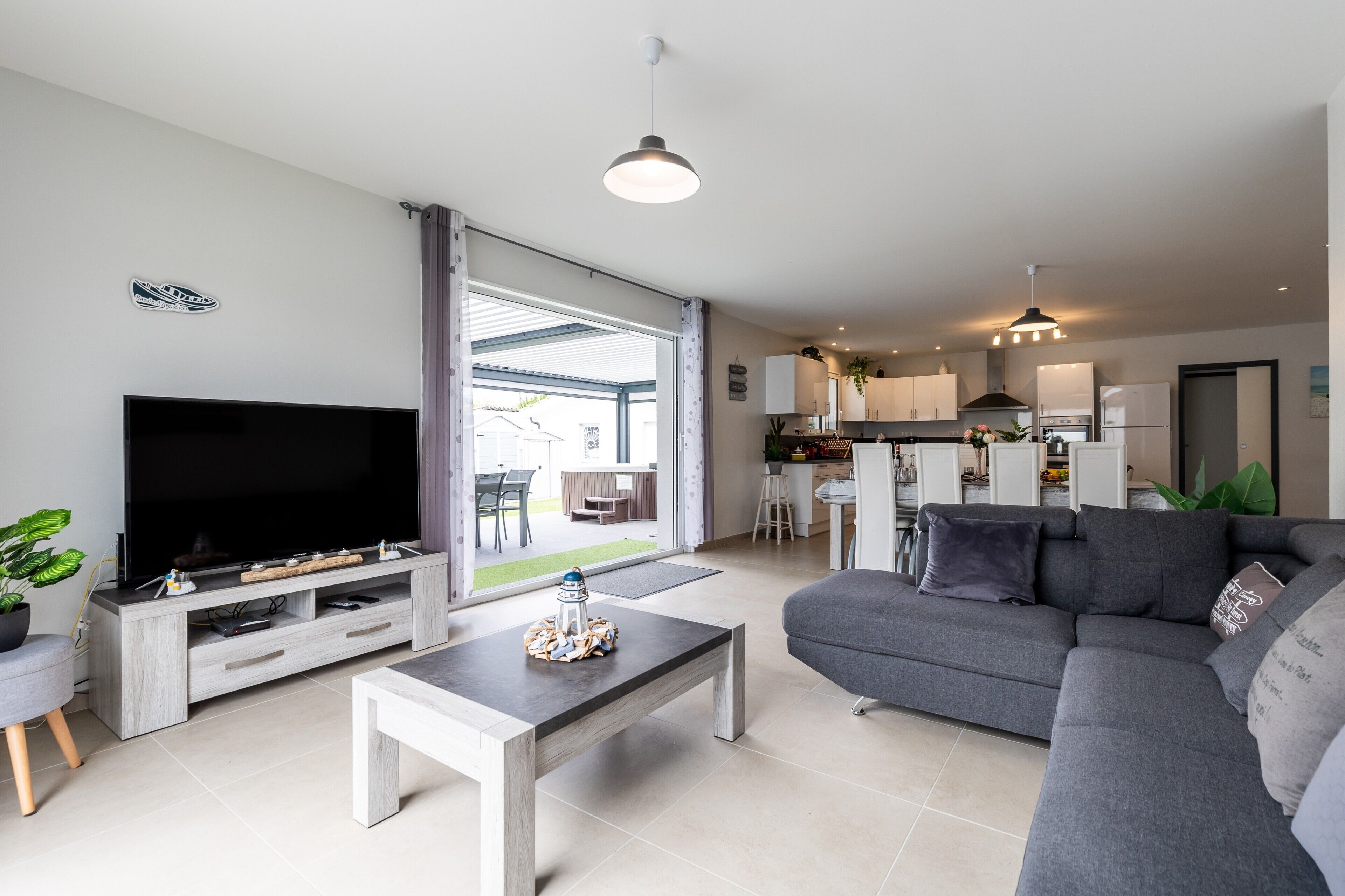 テレビ、卓球台