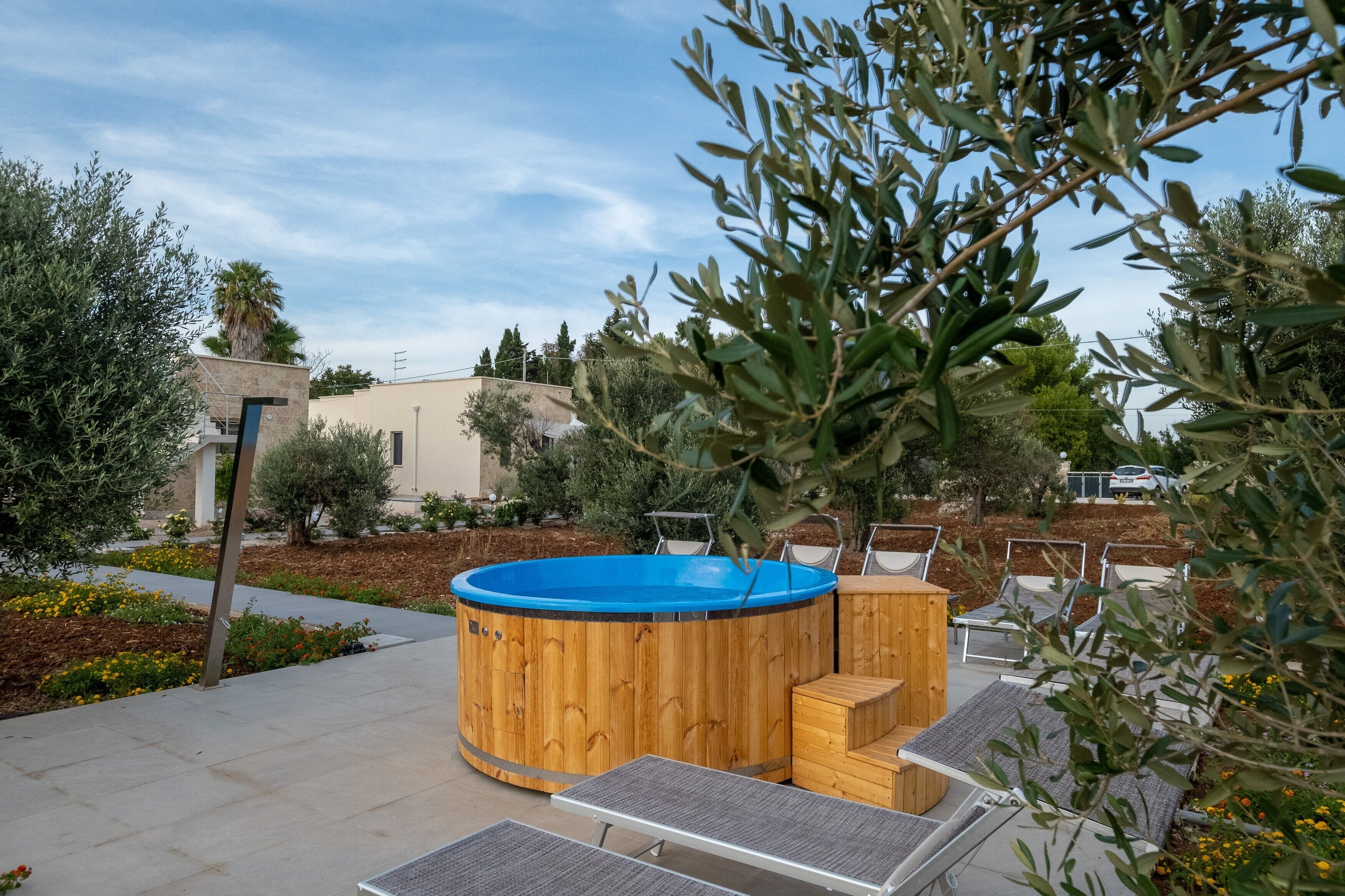 Outdoor spa tub