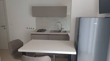 Kühlschrank, Mikrowelle, Ofen, Herdplatte