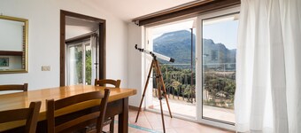 Vakantie Appartement "Casa Su Craminu" met Uitzicht op de Bergen, Balkon & Wi-Fi