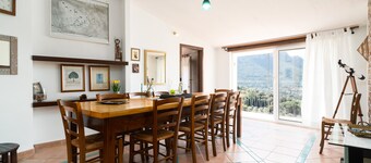 Vakantie Appartement "Casa Su Craminu" met Uitzicht op de Bergen, Balkon & Wi-Fi