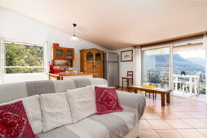 TV, fireplace, stereo