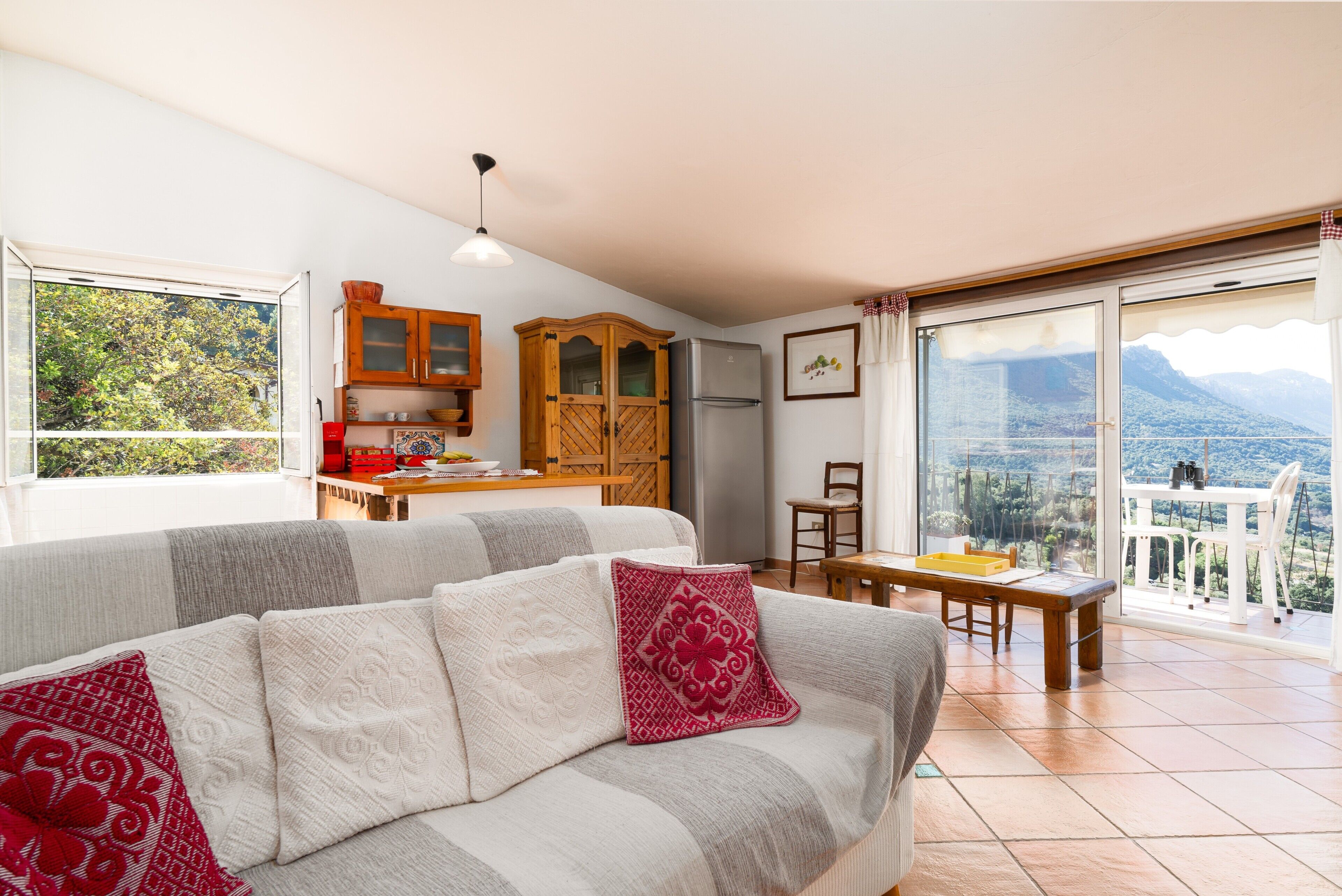 TV, caminetto, impianto stereo