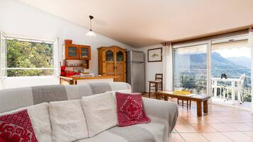 TV, caminetto, impianto stereo