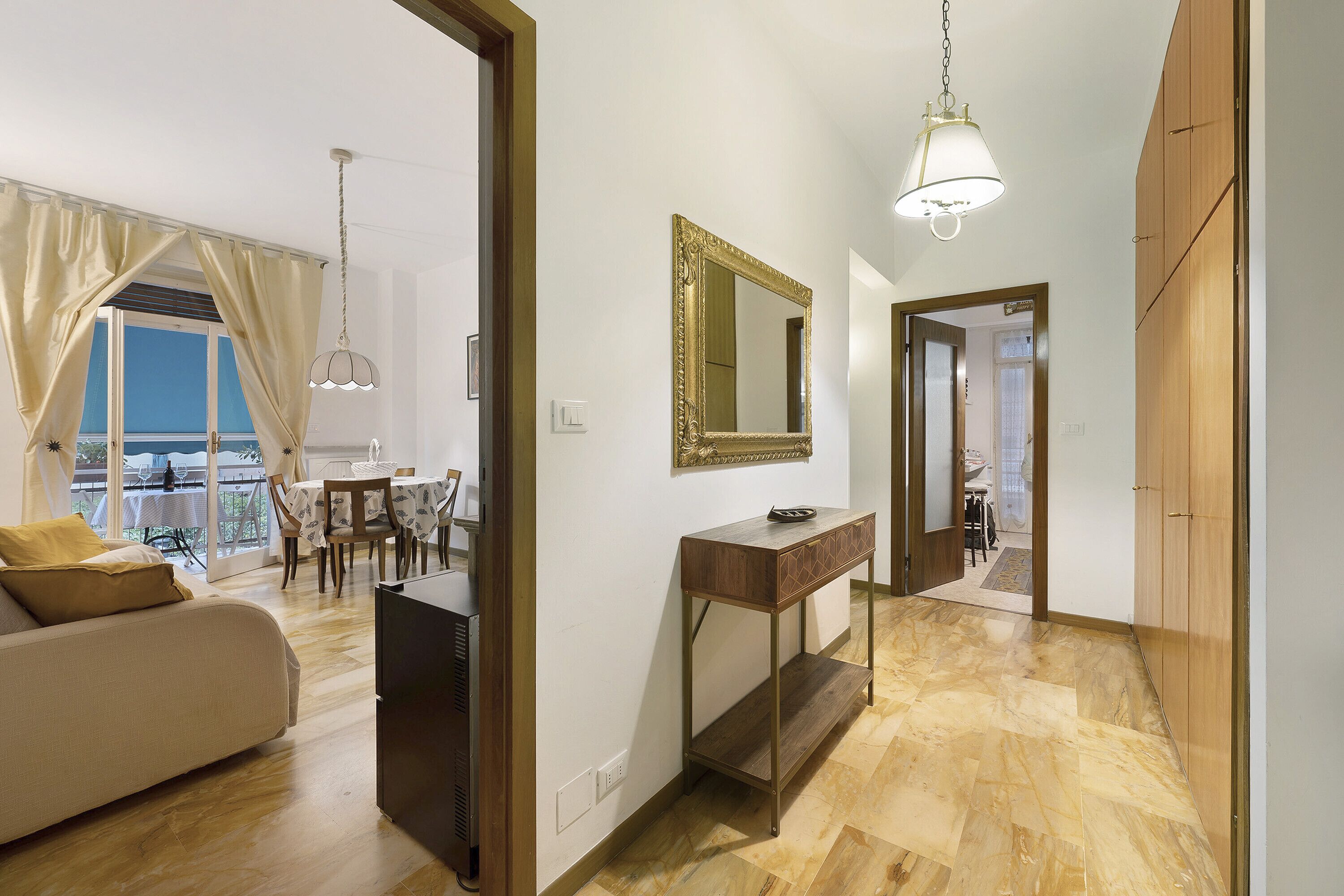 المنشأة من الداخل