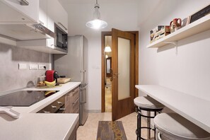 Kühlschrank, Mikrowelle, Herdplatte, Geschirrspüler