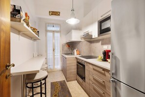 Kühlschrank, Mikrowelle, Herdplatte, Geschirrspüler