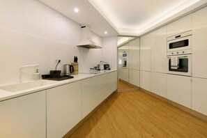 KĂŒhlschrank, Mikrowelle, Ofen, Herdplatte