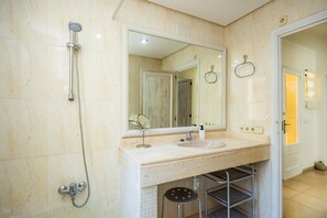Shower, towels