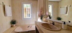 Chuveiro, toalhas de banho