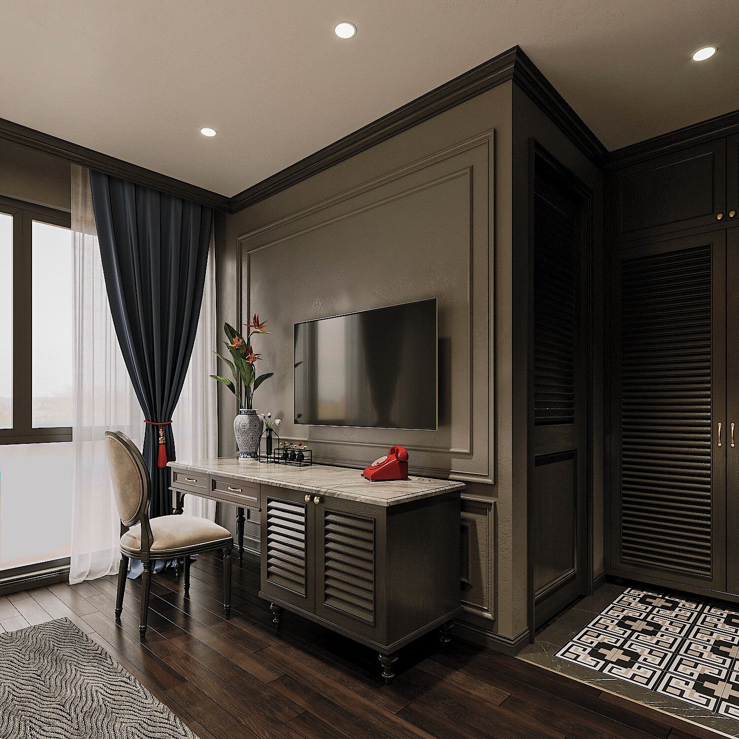 Une chambre d’hôtel moderne avec un plancher en bois foncé, un grand téléviseur à écran plat fixé au mur, un bureau avec un téléphone et une chaise.
