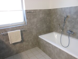 Secadora de cabello, toallas, jabón, papel de baño