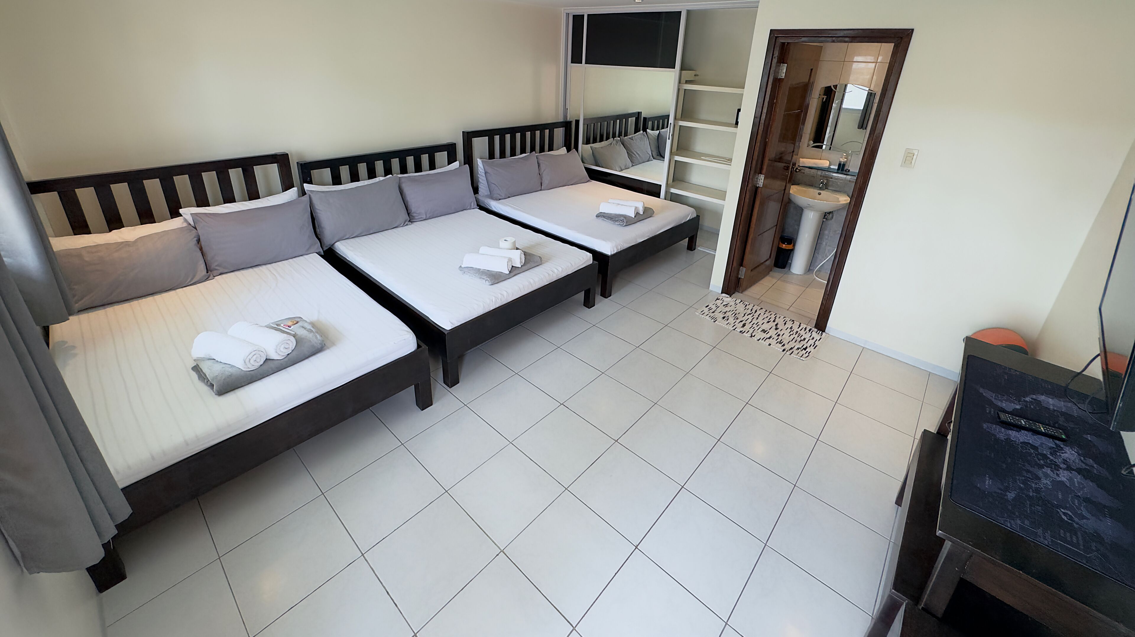 Familjerum | Arbetsyta för laptop, strykjärn/strykbräda, gratis wi-fi och sängkläder