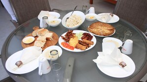 朝食 (郷土料理)、毎日提供 (無料)