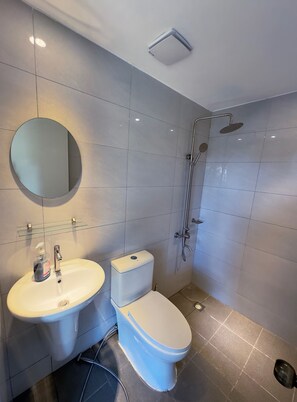 Chambre double | Salle de bain | Douche, serviettes fournies