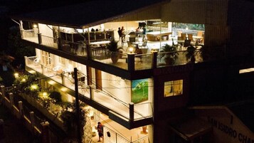 Fachada de la propiedad por la tarde o noche