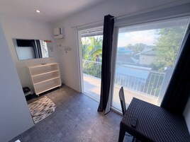 Espacio para trabajar con laptop y tabla de planchar con plancha 