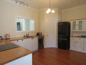 Fridge, microwave, oven, stovetop - The Homestead (Cable Bay)