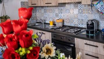 Refrigerador, horno, cafetera y tetera y utensilios de cocina