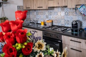 Refrigerador, horno, cafetera/tetera, utensilios de cocina