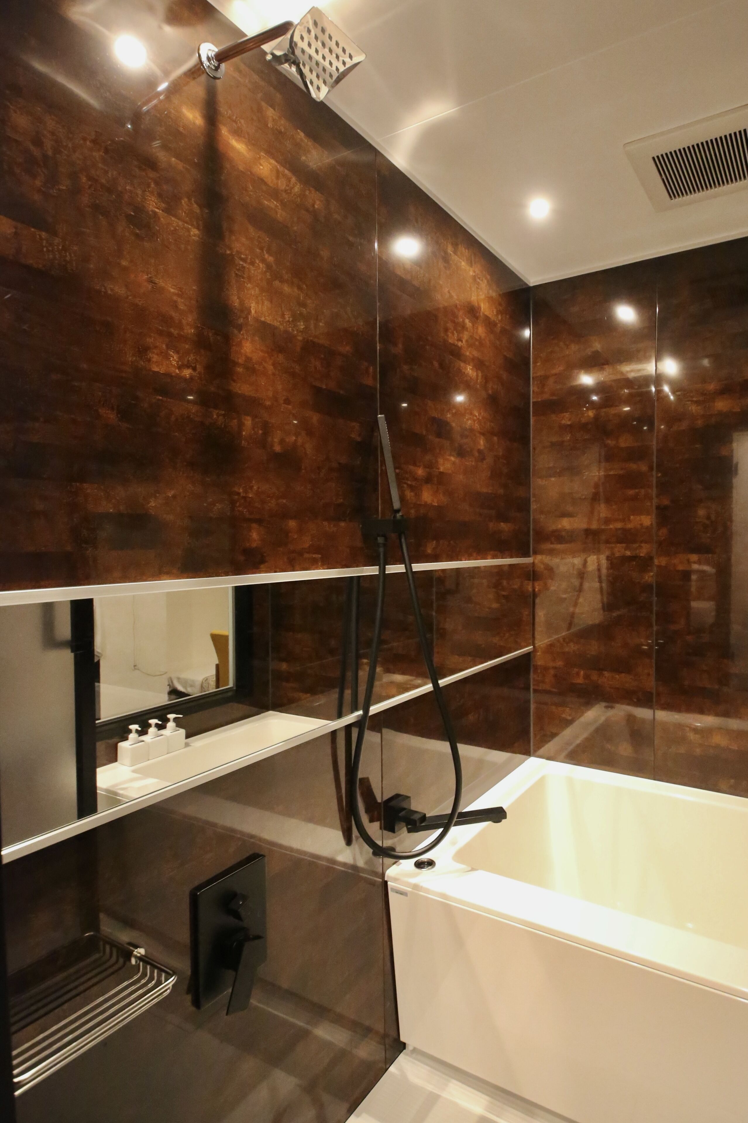 Combined shower/tub, designer toiletries, hair dryer, slippers