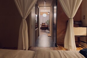Phòng Suite Superior | Trang trí khác biệt, trang bị nội thất với thiết kế riêng biệt, bàn 
