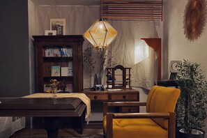 Superior Studio | Individually decorated, individually furnished, desk, soundproofing - TOE LIBRARY (Tokyo)