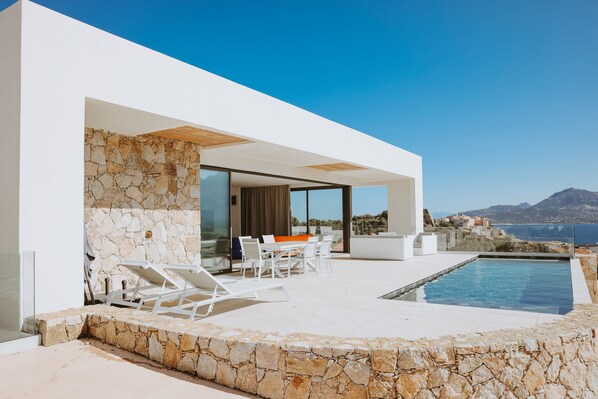 A heated pool - Architect-designed villa with superb view over the bay of Calvi, between sea and mountains (Calvi)