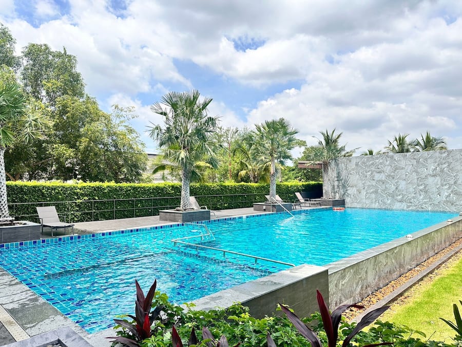 Una piscina al aire libre