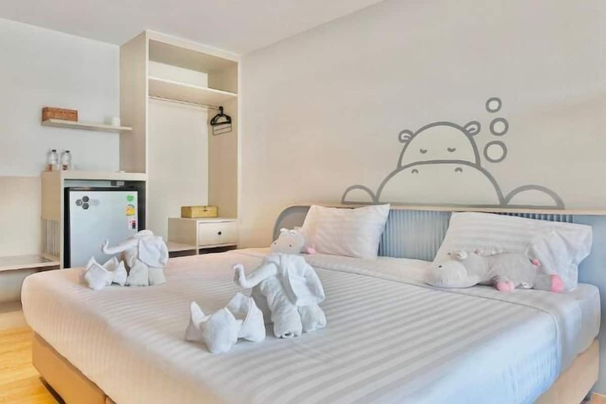 Escritorio, wifi gratis y ropa de cama 