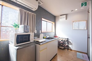 Fridge, microwave, cookware/dishes/utensils - Home TianxiaChaya3F 5 mins walk to the station - HomeTengachaya 3rd floor / Osaka Ōsaka (Osaka)