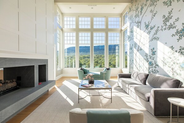 Smart TV, fireplace, books, offices