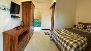 Une chambre à coucher avec un lit, une télévision, une armoire en bois et une fenêtre.