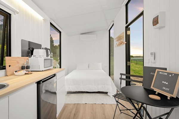 1 bedroom, bed sheets