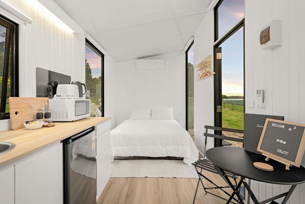 1 bedroom, bed sheets - Glorious Escape by Tiny Away (Jindivick)