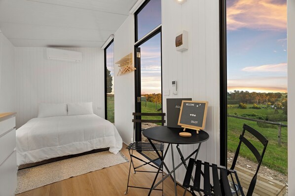 1 bedroom, bed sheets